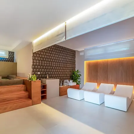 Boutique 7 Bedrooms - Pool, Garden & Parking - Happy *