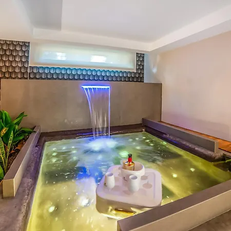 Boutique Villa 7 Bedrooms - Pool, Garden & Parking - Happy Rentals *