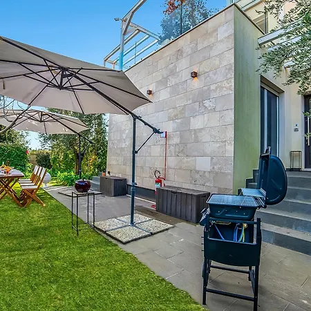 Boutique 7 Bedrooms - Pool, Garden & Parking - Happy Villa *