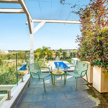 7 Bedroom Luxury - Pool, Garden & Parking - Happy *